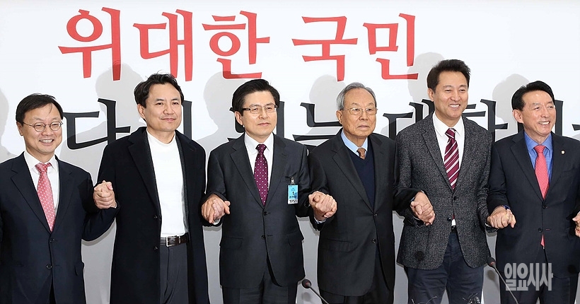 황교안(사진 왼쪽서 세 번째)·오세훈(오른쪽서 두 번째)·김진태(왼쪽서 두 번째) 자유한국당 전당대회 후보자들과 박관용 선관위원장(오른쪽서 세 번째) ▲ 황교안·오세훈·김진태 자유한국당 전당대회 후보자들과 박관용 선관위원장