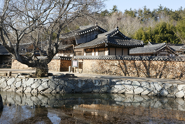 19세기 중반~20세기 초에 지은 옛 가옥이 원형대로 보존된 강골마을 ▲ 19세기 중반~20세기 초에 지은 옛 가옥이 원형대로 보존된 강골마을