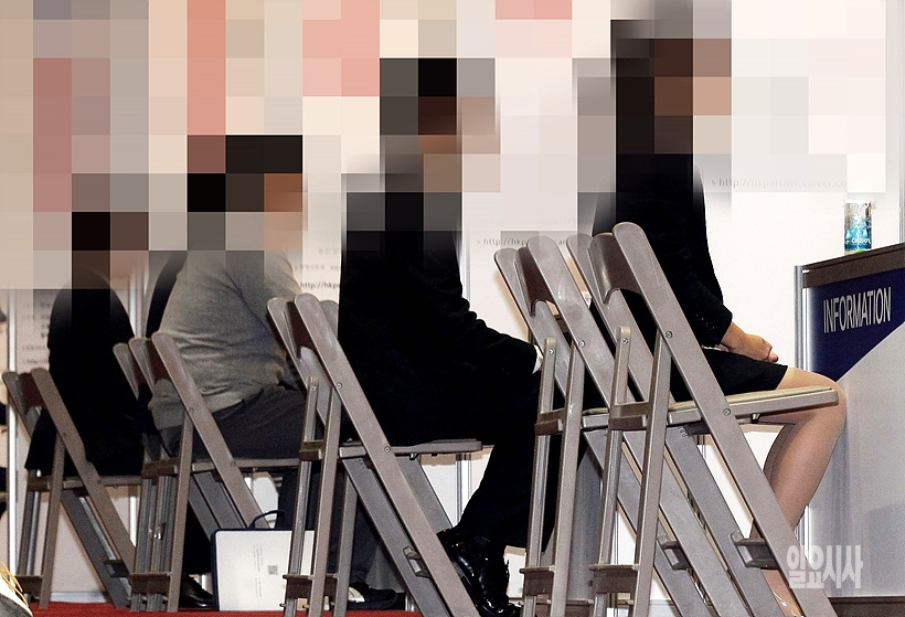 취업박람회 면접 중인 취업 예정자들 ▲ 취업박람회 면접 중인 취업 예정자들