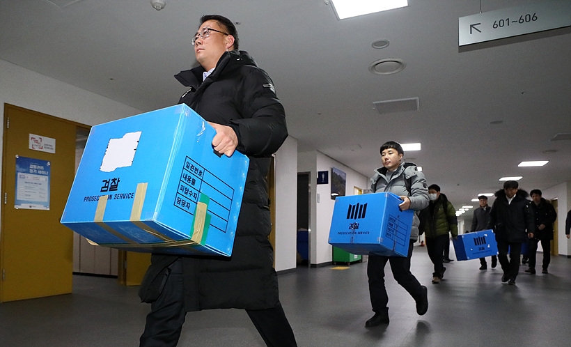 환경부 블랙리스트 의혹과 관련해 압수수색 중인 검찰 ▲ 환경부 압수수색 중인 검찰