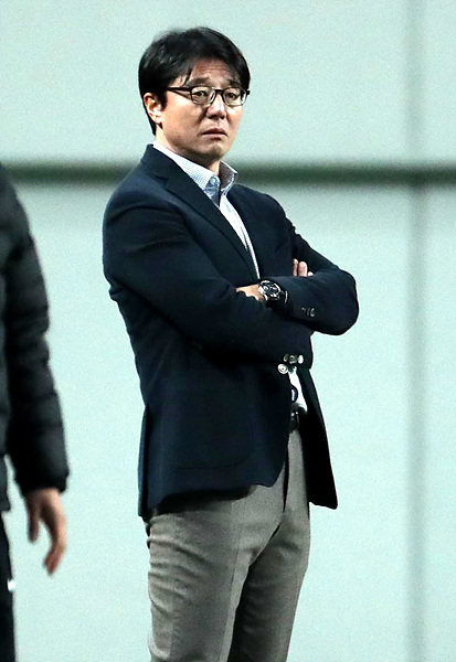 미아 위기에 놓인 황선홍 감독 ▲ 미아 위기에 놓인 황선홍 감독