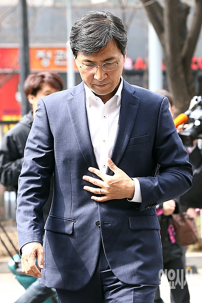 영장실질심사 위해 법원 출석하는 안희정 전 충남도지사 ▲ 영장실질심사 위해 법원 출석하는 안희정 전 충남도지사