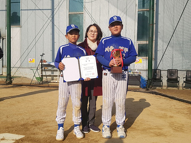 유부근 대표(가운데)와 가동초 선수들 ▲ 유부근 대표(가운데)와 가동초 선수들