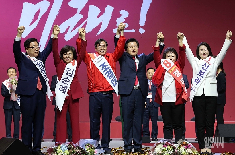 지난 27일, 경기도 일산 킨텍스서 열린 자유한국당 2·27전당대회서 황교안 신임 당 대표(사진 오른쪽서 세 번째) 및 조경태(왼쪽서 세 번째) 등 최고위원들이 손을 맞잡고 기뻐하고 있다. ▲ 지난 27일, 경기도 일산 킨텍스서 열린 자유한국당 2·27전당대회서 당선된 당선자들이 기뻐하고 있다.