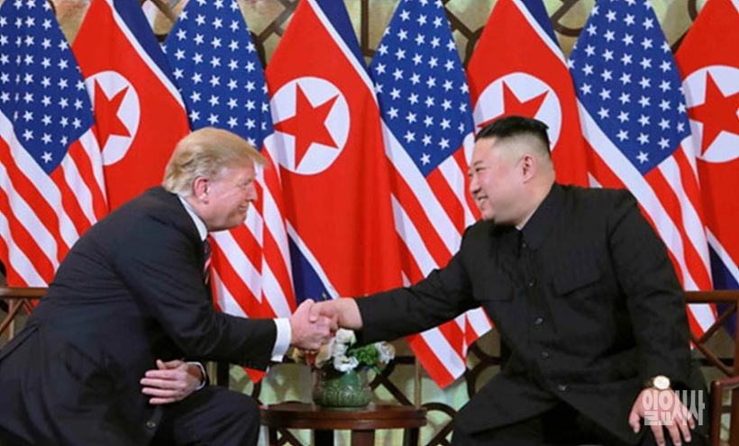 악수 나누는 트럼프 미국 대통령과 김정은 북한 국무위원장ⓒ노동신문 ▲ 악수 나누는 트럼프 미국 대통령과 김정은 북한 국무위원장ⓒ노동신문