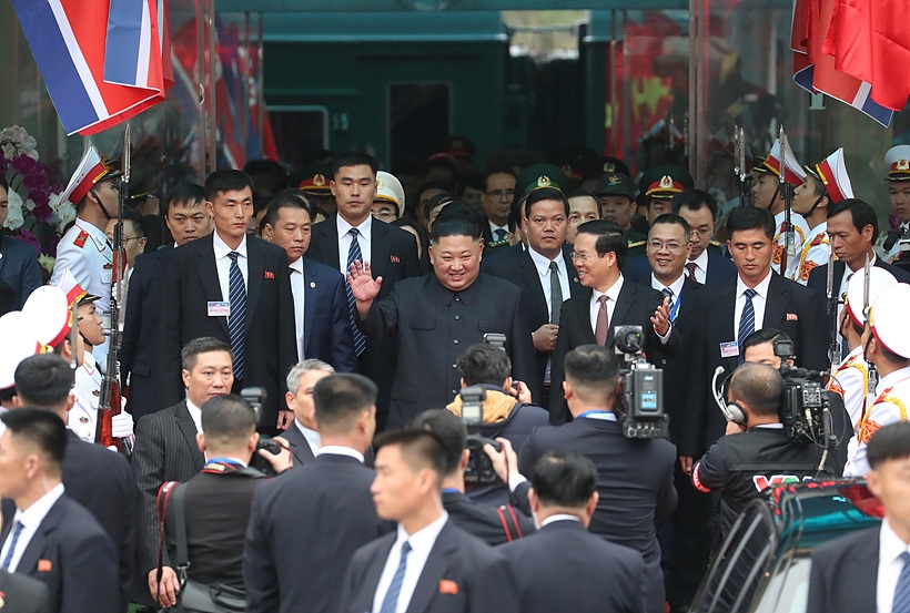 회담장 안으로 들어오는 김정은 북한 국무위원장 ▲ 회담장 안으로 들어오는 김정은 북한 국무위원장