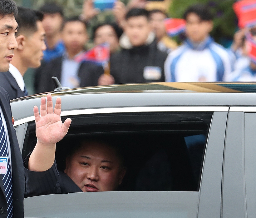 손 흔들어보이는 김정은 북한 국무위원장 ▲ 손 흔들어보이는 김정은 북한 국무위원장