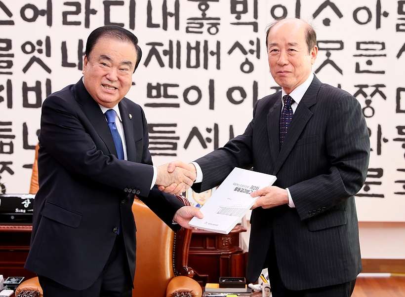 활동결과보고서 주고받는 문희상 국회의장(사진 왼쪽)과 국회혁신 심지연 자문위원장