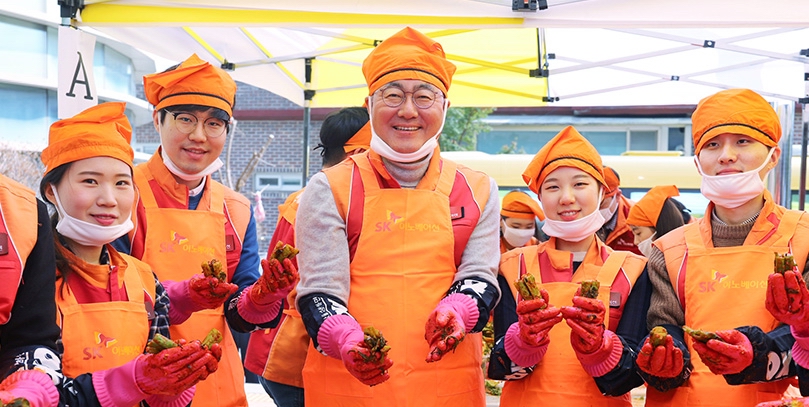 2019년 상반기 신입사원들과 김치 담그기 및 나눔 자원봉사 활동을 하고 있는 김준 SK이노베이션 총괄사장 ▲ 신입사원들과 김치 담그기 및 나눔 자원봉사 활동을 하고 있는 김준 SK이노베이션 총괄사장