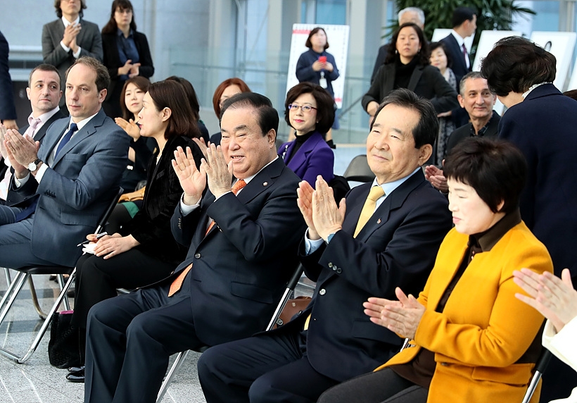 8일, 세계여성의날 기념 ‘앵피니테 플뤼리엘’ 개막식 참석한 문희상 국회의장 ▲ 8일, 세계여성의날 기념 ‘앵피니테 플뤼리엘’ 개막식 참석한 문희상 국회의장