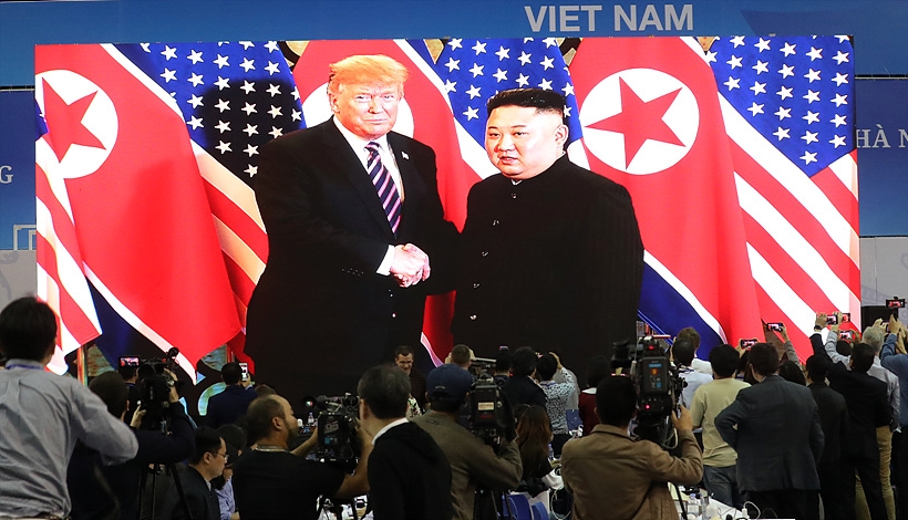 악수 나누는 트럼프 미국 대통령과 김정은 북한 국무위원장 ⓒ노동신문 ▲ 악수 나누는 트럼프 미국 대통령과 김정은 북한 국무위원장 ⓒ노동신문