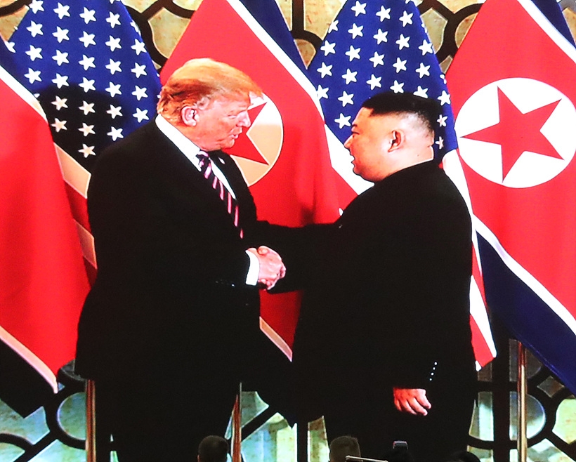 악수 나누는 트럼프 미국 대통령과 김정은 북한 국무위원장 ⓒ노동신문 ▲ ⓒ노동신문