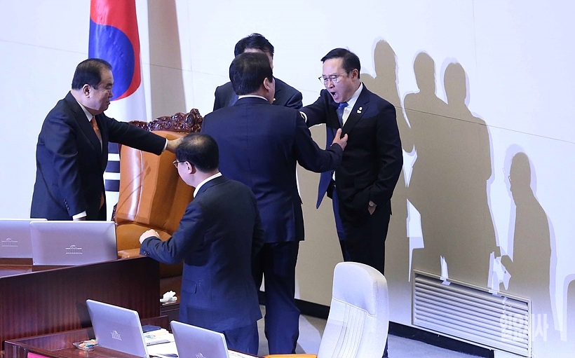 지난 12일, 국회 교섭단체 대표연설 도중 나경원 원내대표의 발언에 항의 중인 홍영표 더불어민주당 원내대표