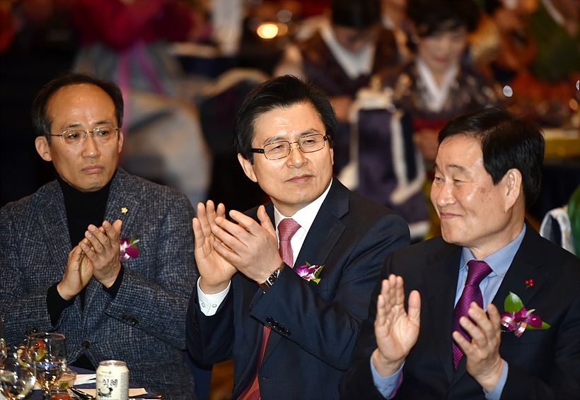 황교안 자유한국당 대표(사진 가운데)와 추경호 의원(왼쪽)