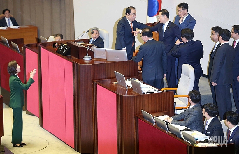 지난 12일, 서울 여의도 국회서 열린 교섭단체 대표연설 도중 항의하는 나경원 자유한국당 원내대표 ▲ ▲지난 12일, 서울 여의도 국회서 열린 교섭단체 대표연설 도중 항의하는 나경원 자유한국당 원내대표