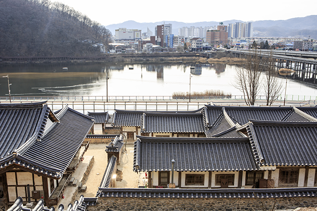 ▲ 집 앞마당을 가로질러 중앙선 철도가 놓이는 바람에 수십 칸이 강제 철거된 임청각 전경