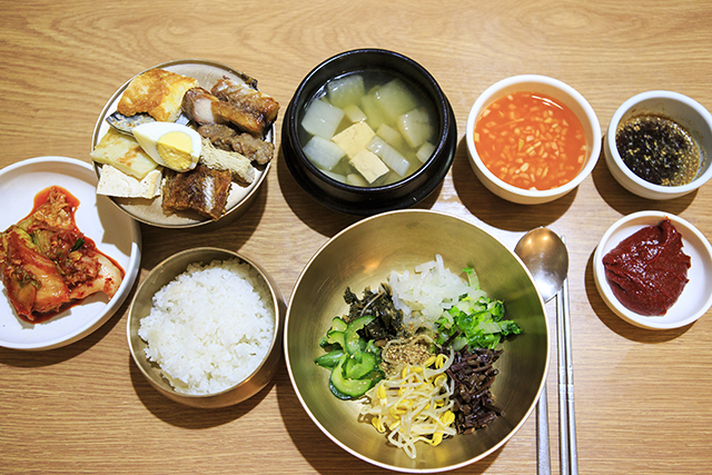 월영교 앞 음식점에서 헛제삿밥을 맛볼 수 있다. ▲ 월영교 앞 음식점에서 헛제삿밥을 맛볼 수 있다.