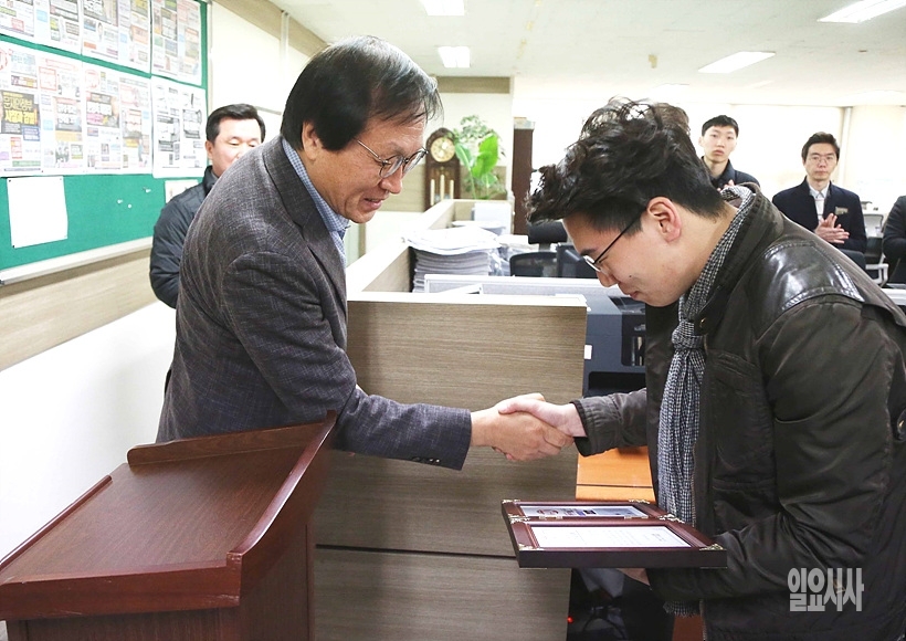 <일요시사> 박창민 기자가 25일, 이용범 발행인으로부터 ‘이달의 기자상’ 상패를 수여받고 있다. ▲ 박창민 기자가 25일, 이용범 발행인으로부터 ‘이달의 기자상’ 상패를 수여하고 있다.