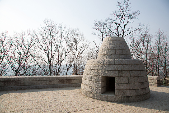 아차산봉수대터에 복원된 봉수대 ▲ 아차산봉수대터에 복원된 봉수대