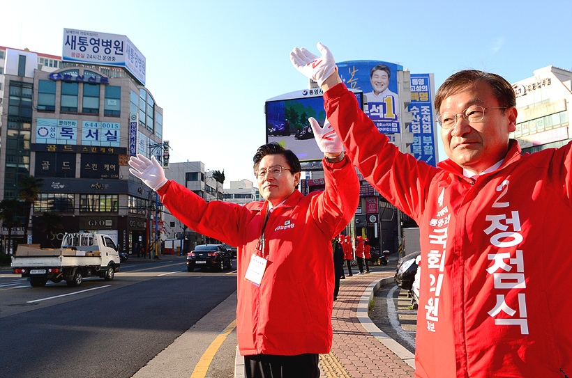황교안 자유한국당 대표와 정점식 국회의원 당선자 ▲ 황교안 자유한국당 대표와 정점식 당선인