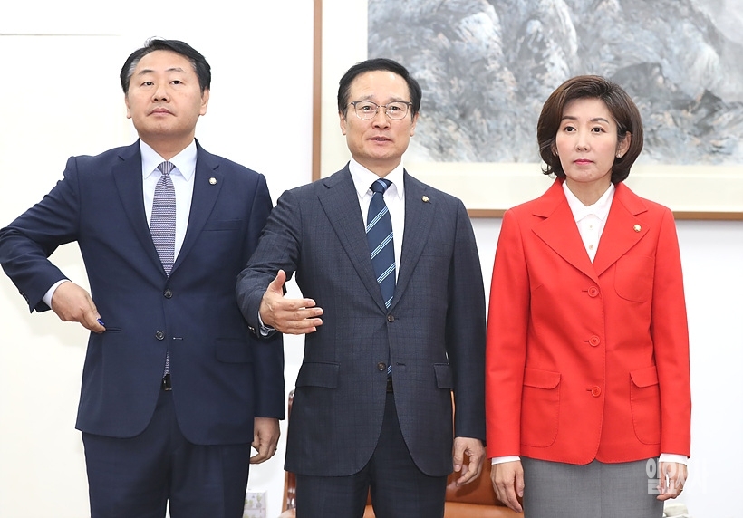 한 자리에 선 홍영표(더불어민주당)·나경원(자유한국당)·김관영(바른미래당) 여야 원내대표 ▲ 한 자리에 선 홍영표·나경원·김관영 여야 원내대표