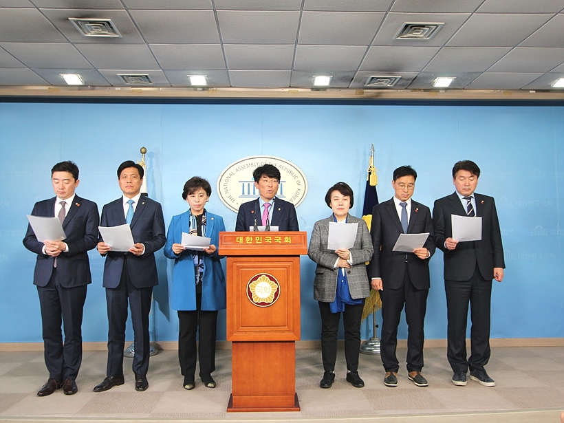 더좋은미래 소속 의원들이 지난달 28일, 고위공직자비리수사처와 관련해 기자회견을 열고 있다. (사진 왼쪽부터)강훈식·조승래·남인순·박완주·정춘숙·위성곤·기동민 더불어민주당 의원 ⓒ박완주 의원실 ▲ 더좋은미래 소속 의원들이 지난달 28일, 고위공직자비리수사처와 관련해 기자회견을 열고 있다. (사진 왼쪽부터)강훈식·조승래·남인순·박완주·정춘숙·위성곤·기동민 더불어민주당 의원 ⓒ박완주 의원실