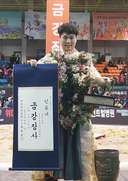 7년 연속 꽃가마에 오른 최정만 ⓒ대한씨름협회 ▲ 최정만 ⓒ대한씨름협회