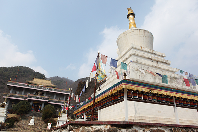 ▲ 티베트 불탑인 수미광명탑과 대원사티벳박물관