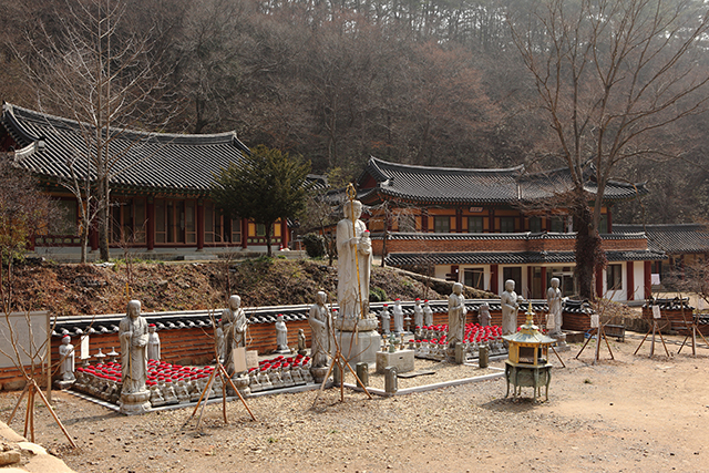 떠도는 어린 넋을 위로하는 동자상과 태안지장보살상 ▲ 떠도는 어린 넋을 위로하는 동자상과 태안지장보살상