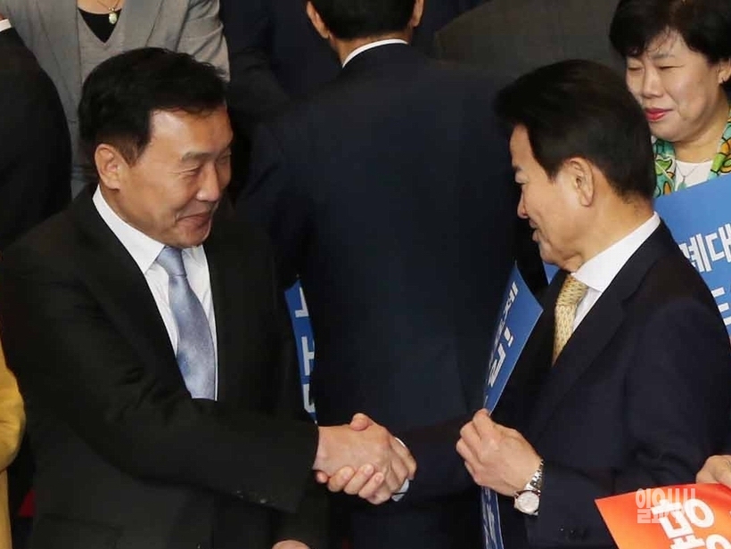 악수 나누는 손학규 바른미래당 대표와 정동영 민주평화당 대표 ▲ 악수 나누는 손학규 바른미래당 대표와 정동영 민주평화당 대표