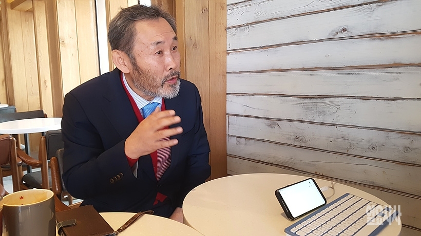 기자와 대화 나누는 고철용 부패 척결 전문가 ▲ 기자와 대화 나누는 고철용 부패 척결 전문가