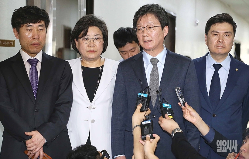 취재진 질의에 답변하는 유승민 전 바른미래당 공동대표(사진 오른쪽서 두 번째) 및 이혜훈(왼쪽서 두 번째)·하태경(왼쪽) 등 바른정당계 의원들 ▲ 취재진 질의에 답변하는 바른정당계 바른미래당 의원들