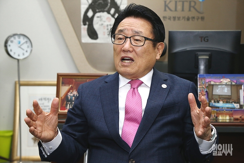 <일요시사>와 인터뷰 갖는 유준상 대한요트협회장 ▲ 일요시사와 인터뷰 갖는 유준상 대한요트협회장