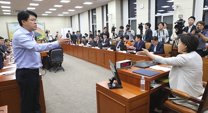 심상정 정개특위위원장(사진 오른쪽)에게 항의하는 장제원 자유한국당 의원 ▲ 심상정 정개특위위원장에게 항의하는 장제원 자유한국당 의원