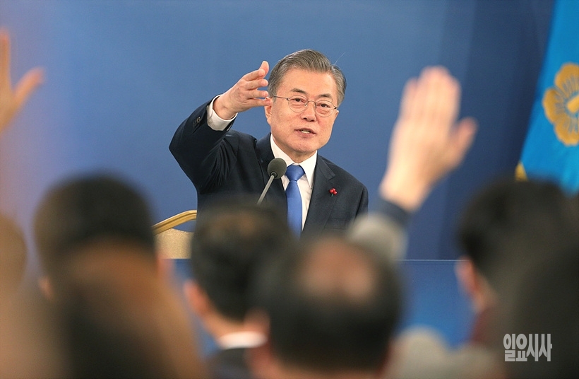 신년 기자회견 갖는 문재인 대통령 ⓒ청와대 ▲ 신년 기자회견 갖는 문재인 대통령 ⓒ청와대