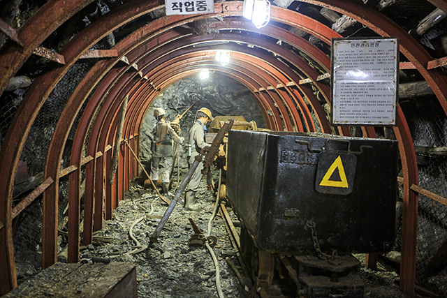 문경석탄박물관 야외에 있는 은성갱도 ▲ 문경석탄박물관 야외에 있는 은성갱도