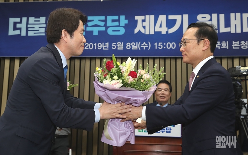 꽃다발 주고 받는 홍영표 전 더불어민주당 원내대표와 이인영 신임 원내대표 ▲ 꽃다발 주고 받는 홍영표 전 더불어민주당 원내대표와 이인영 신임 원내대표