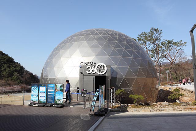 지름 15m 공 모양 건축물, 시네마(CINEMA)360 ▲ 지름 15m 공 모양 건축물, 시네마(CINEMA)360