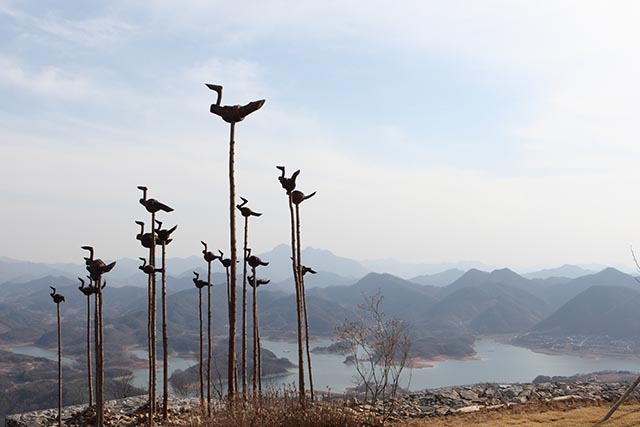솟대 조형물 뒤로 ‘육지 속 바다’ 청풍호의 절경이 보인다. ▲ 솟대 조형물 뒤로 ‘육지 속 바다’ 청풍호의 절경이 보인다.