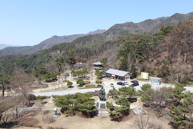 박달재 정상. 전설의 주인공 박달 도령과 금봉 낭자의 조각상이 있다. ▲ 박달재 정상. 전설의 주인공 박달 도령과 금봉 낭자의 조각상이 있다.