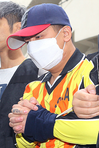 어금니 아빠 이영학이 현장검증을 위해 이동하고 있다. ▲ 어금니 아빠 이영학이 현장검증을 위해 이동하고 있다.