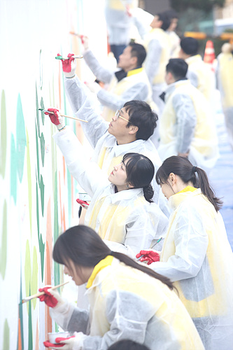 마포초교 벽화그리리 봉사활동 갖는 동서식품 임직원들 ▲ ▲마포초교 벽화그리리 봉사활동 갖는 동서식품 임직원들