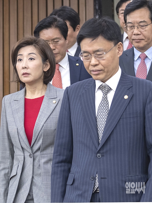 법조인 출신인 나경원 자유한국당 원내대표와 최교일 의원 ▲ 법조인 출신인 나경원 자유한국당 원내대표와 최교일 의원