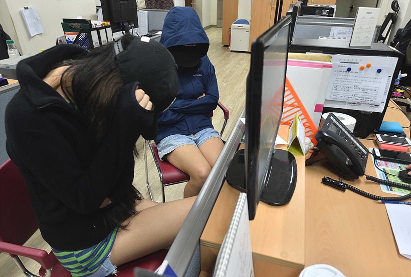 경찰에 붙잡힌 태국 성전환 수술을 한 트랜스젠더들