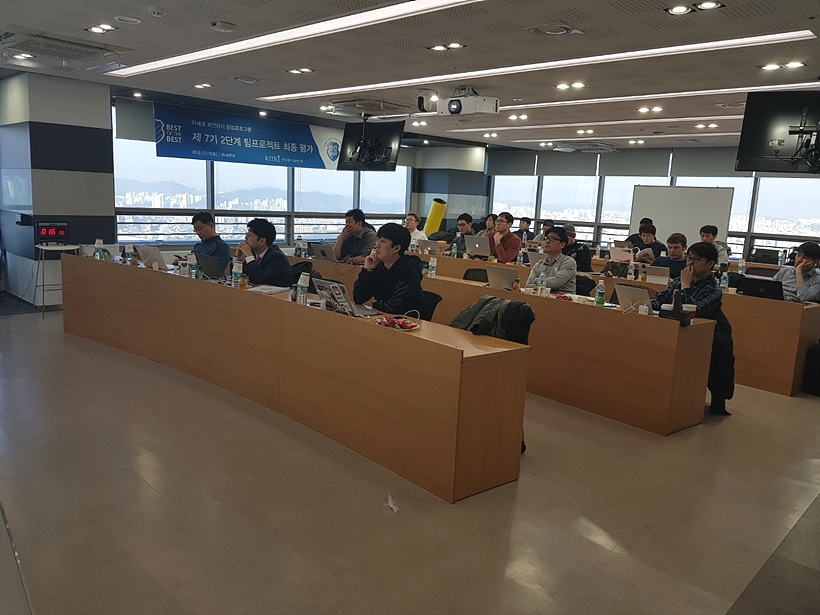 지난해 12월15일, 한국정보기술연구원 BoB센터(서울 금천구)서 열린 차세대 보안리더 양성 프로그램(BoB) 7기 2단계 팀프로젝트 최종 평가에 BoB 멘토단이 참석해 교육생들의 팀프로젝트를 평가하고 있다. ▲ 지난해 12월15일, 한국정보기술연구원 BoB센터(서울 금천구)서 열린 차세대 보안리더 양성 프로그램(BoB) 7기 2단계 팀프로젝트 최종 평가에 BoB 멘토단이 참석해 교육생들의 팀프로젝트를 평가하고 있다.