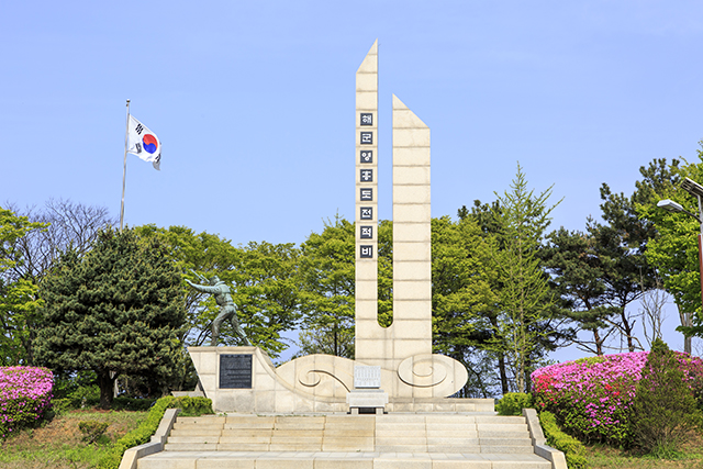 인천상륙작전의 전초기지로 활용된 소사나무 군락지에서 야전한 이들을 기리는 해군영흥도전적비 ▲ 인천상륙작전의 전초기지로 활용된 소사나무 군락지에서 야전한 이들을 기리는 해군영흥도전적비