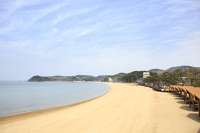 ▲ 너른 해변에 캠핑과 야영 시설을 갖춘 장경리해수욕장