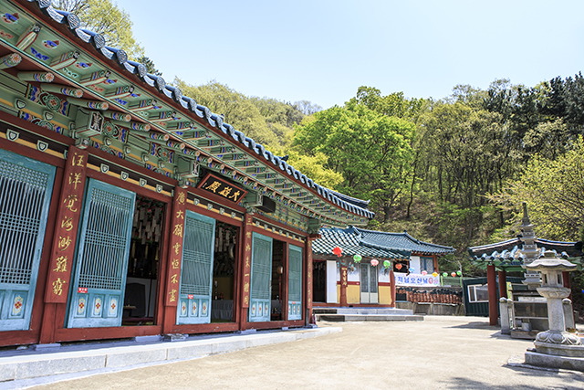국사봉 아래 자리한 통일사 ▲ 국사봉 아래 자리한 통일사