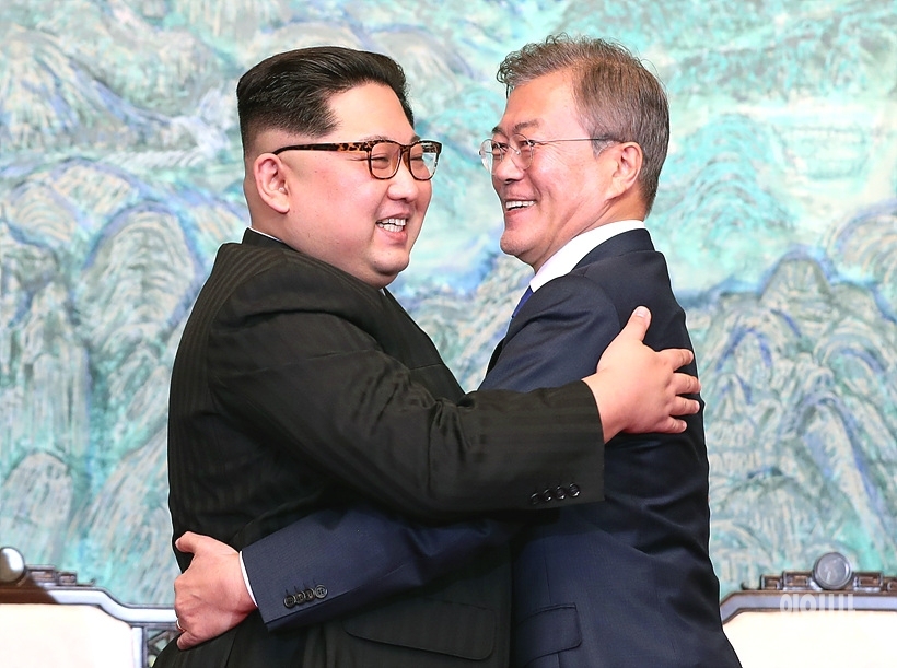 문재인 대통령과 김정은 북한 국무위원장 ⓒ한국사진공동취재단 ▲ 문재인 대통령과 김정은 북한 국무위원장 ⓒ한국사진공동취재단