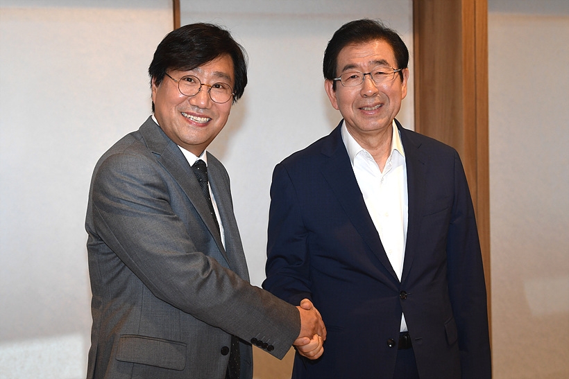 양정철 민주연구원장(사진 왼쪽)과 박원순 서울시장 ▲ 양정철 민주연구원장과 박원순 서울시장
